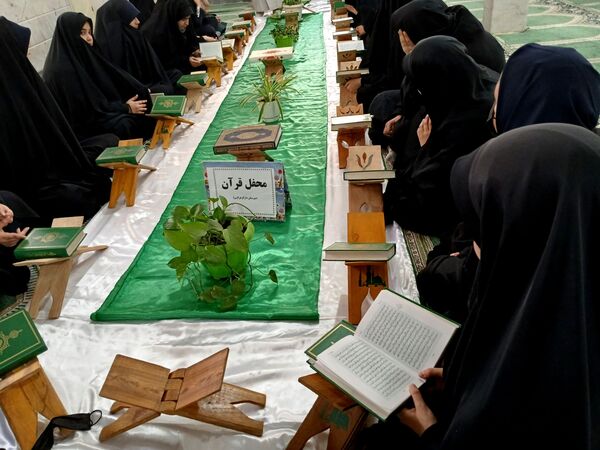 برپایی محفل قرآنی در دبیرستان دارالزهرا(س) قم