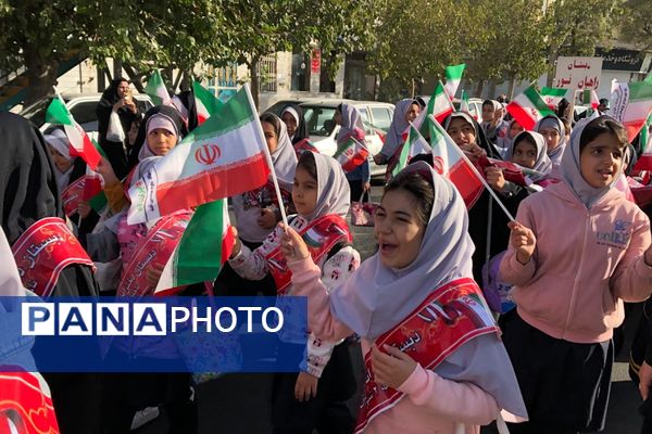 اجتماع عظیم دانش آموزان ناحیه دو شهرری به مناسبت یوم الله ۱۳ آبان در میدان نماز