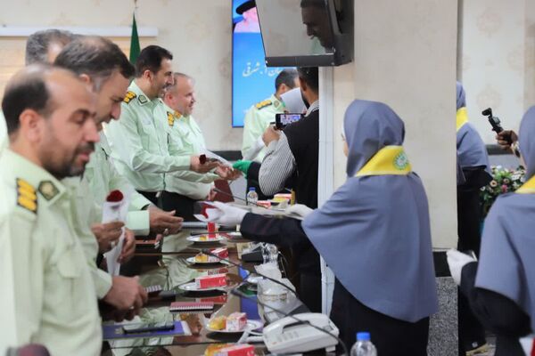 گل‌های قدردانی دانش‌آموزان پیشتاز برای حافظان امنیت