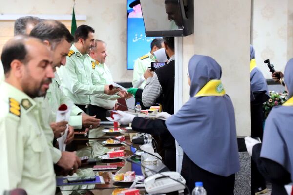 گل‌های قدردانی دانش‌آموزان پیشتاز برای حافظان امنیت