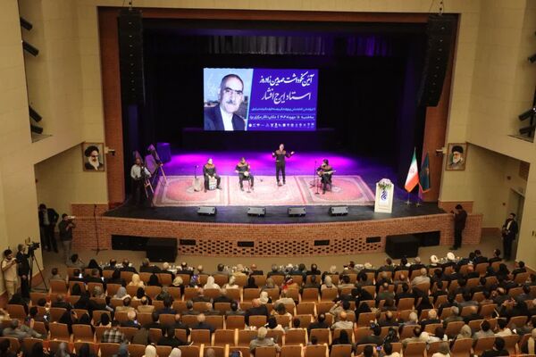 سند هویتی استاد ایرج افشار در یزد رونمایی شد