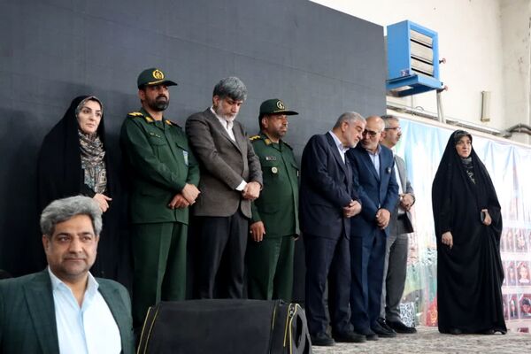 ثبت اثر انگشت هزار دانش‌آموز یزدی پای پرچم ایران