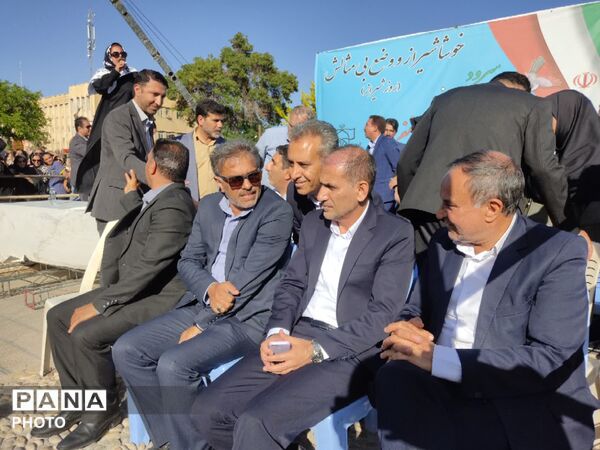 اجرای سرود همگانی دانش‌آموزان در روز شیراز