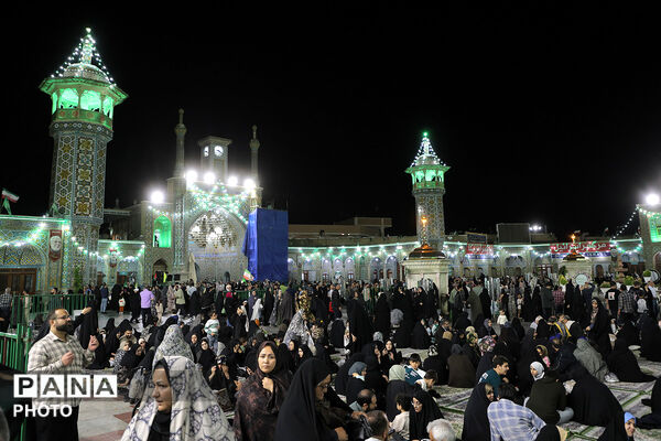 گل آرایی ضریح مطهر حضرت معصومه(س) در شب میلاد امام رضا(ع)