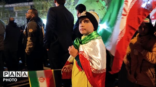 دهه نودی‌ها همچنان ایستاده اند