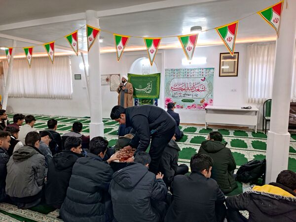 تجلیل از اعضای فعال بسیج دبیرستان نمونه آیت‌الله خامنه‌ای کاشمر