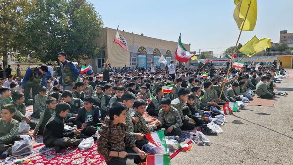 اجتماع دانش‌آموزان ابتدایی پسرانه امام رضا(ع) واحد ۸ در حمایت از عملیات وعده صادق ۲ 