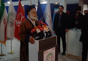 بازدید امام جمعه موقت اصفهان و نماینده استان اصفهان در مجلس خبرگان رهبری از  نمایشگاه زاینده‌نور 