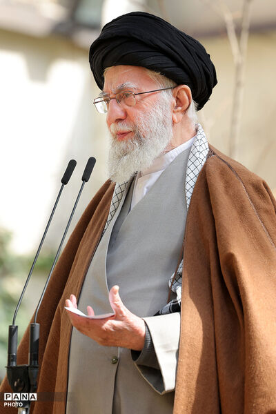 لحظاتی از آخرین کاشت نهال توسط رهبر شهید انقلاب در روز درختکاری سال گذشته
