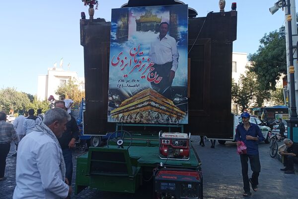 پیاده‌روی زائران کاروان پیاده هیات محبان الرضا (ع) شهرستان فیروزآباد در شیراز