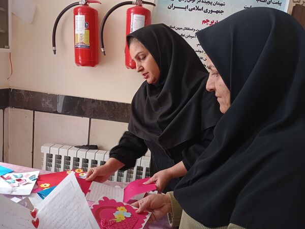 ساخت کارت پستال در هفته سلامت‌روان توسط دانش‌آموزان مدرسه مادرمهربان خلیل‌آباد