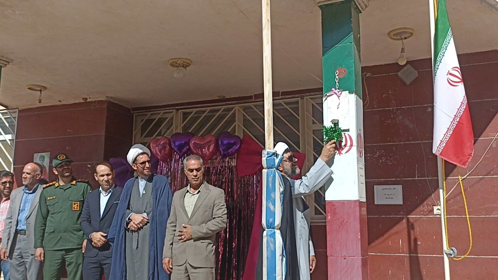 نواختن زنگ مهر و ایثار در دبیرستان ام‌البنین منطقه بیرانشهر