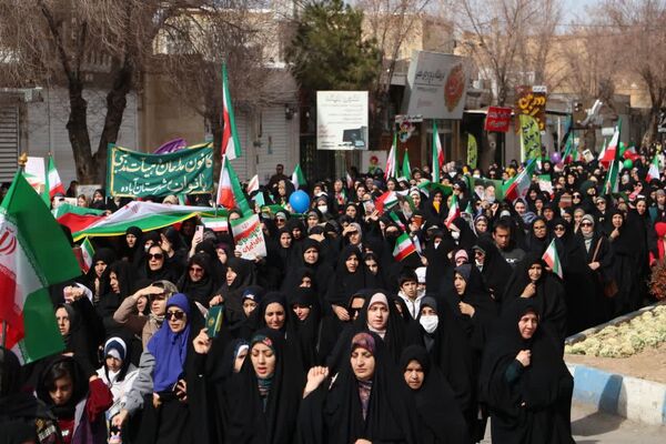 شکوه همبستگی مردم آباده در راهپیمایی ۲۲ بهمن