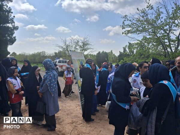 کاشت نهال به یاد شهدا  در نیشابور