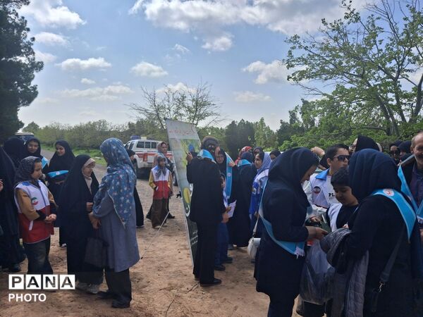 کاشت نهال به یاد شهدا  در نیشابور