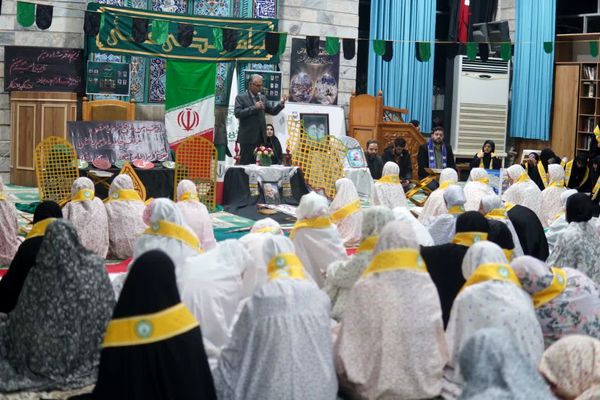 اعتکاف دانش‌آموزی با توزیع بسته «ایرانمون»