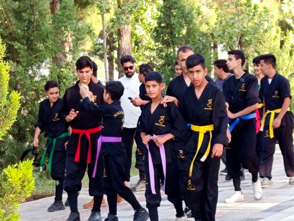 قدم هایی به عشق معلمان