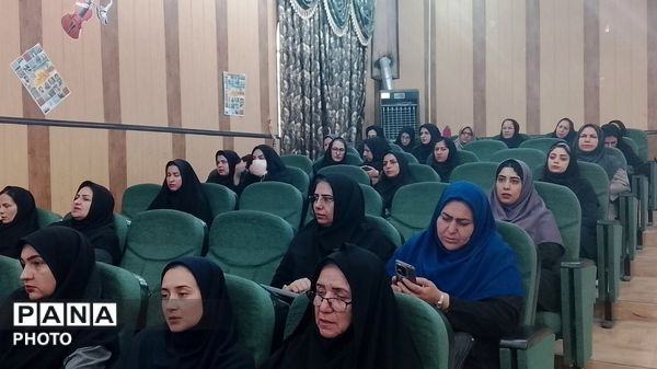 گردهمایی مسئولان و مدیران مدارس در سالن معلم اشخانه