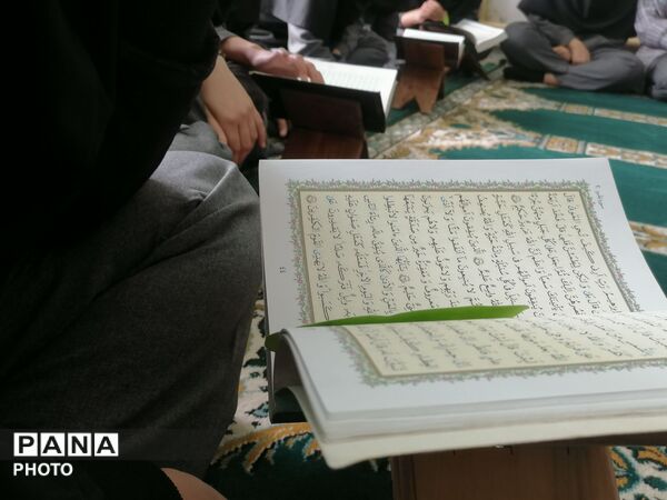 نمازجماعت و جزء‌خوانی در دبیرستان حاج مهدی روحانی ارغا شهرستان خلیل آباد