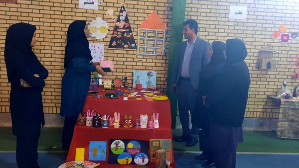 بازدید مدیر آموزش و ‌پرورش حاجی‌آباد از نمایشگاه خلاقیت‌های دانش‌آموزی دبستان استقلال  