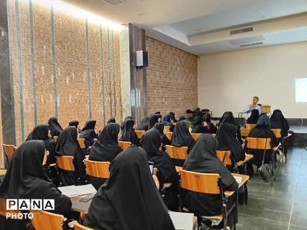 تقویت مهارت‌های تخصصی فرهنگیان مهریز در دبیرستان شکیب