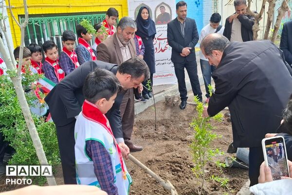 طنینِ «نهالِ امید» در دبستان ملاصدرا؛ تجدید میثاق با رهبر شهید و شهدای دانش‌آموز