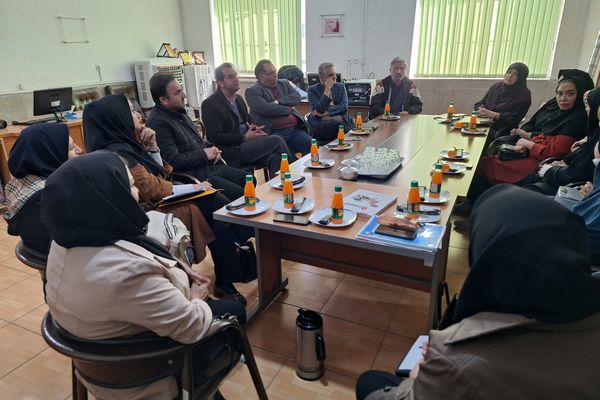 جلسه انجمن اولیا و مربیان و هیات امنا برای فردای دانش‌آموزان دبیرستان پویش شیراز 