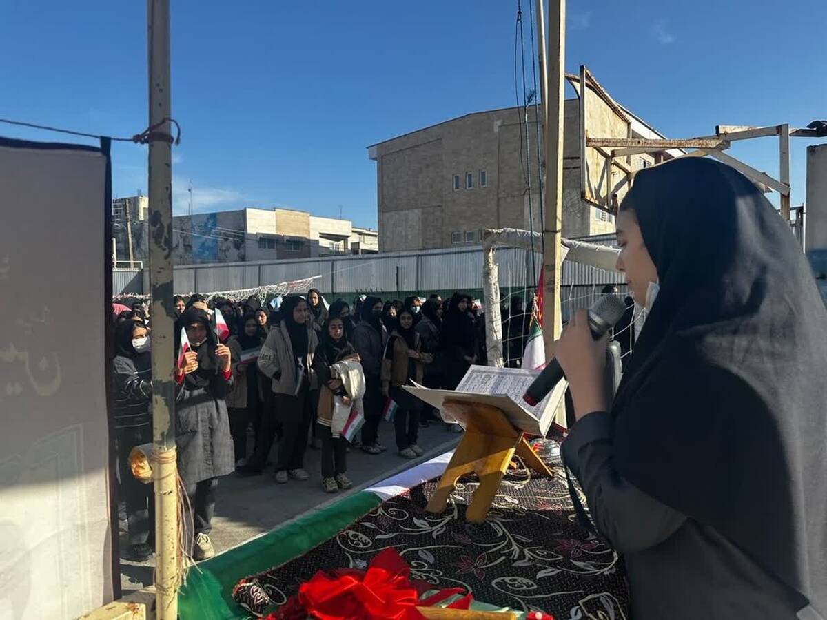 نواختن زنگ انقلاب در دبیرستان هیأت‌امنایی طه