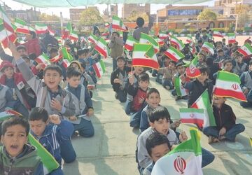 طلوع استکبار ستیزی  همراه با نشاط نوجوانی در دبستان شاهد اقا مصطفی خمینی کاشمر