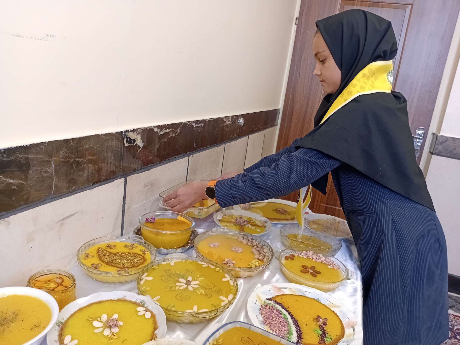 جشنواره شله زرد در هفته گرامیداشت بهداشت روان در دبیرستان مادرمهربان خلیل آباد