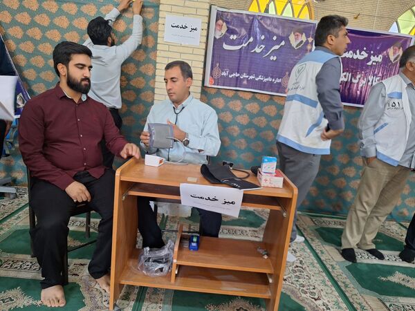 برپایی میز خدمت ادارات شهرستان حاجی آباد در نماز جمعه به‌مناسبت هفته دولت