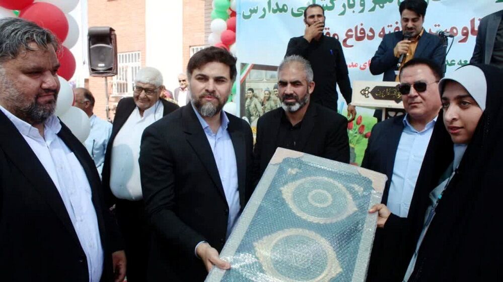 مدیرآموزش و پرورش شهرستان کارون از خبرنگارپانا تجلیل کرد