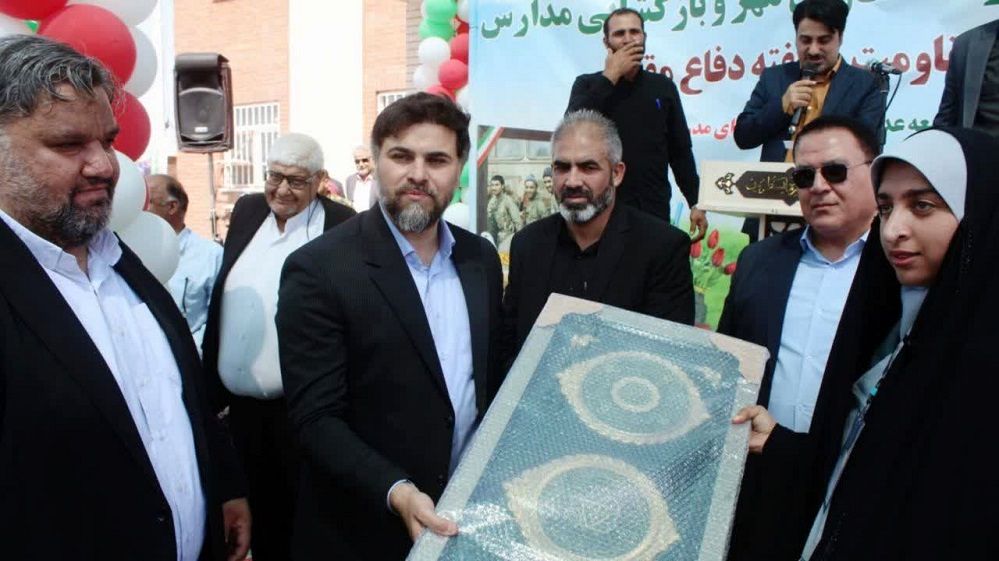 مدیرآموزش و پرورش شهرستان کارون از خبرنگارپانا تجلیل کرد