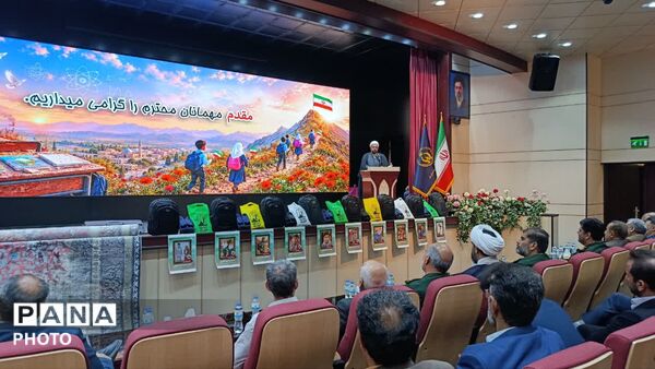  آیین اهدای 7 هزار و 225 بسته لوازم التحریر به یاد شهدای دانش آموز میناب در قم