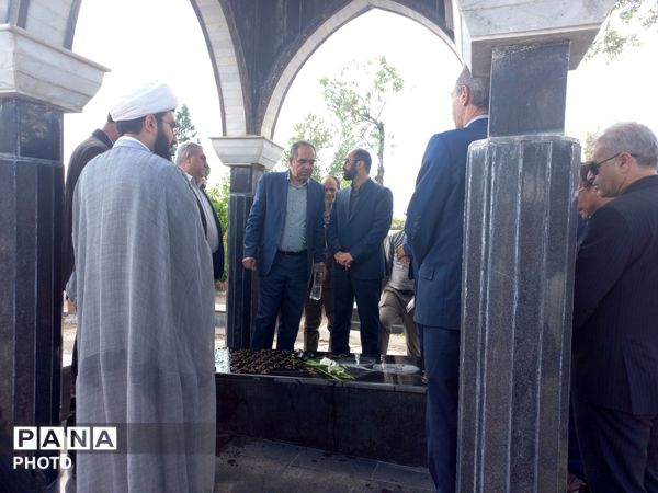 آیین غبارروبی و عطرافشانی مزار شهدای فرهنگی در مرند