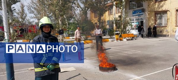  آموزش مهارت‌های اطفای حریق در دبیرستان نمونه محبوبه محبی نیشابور 