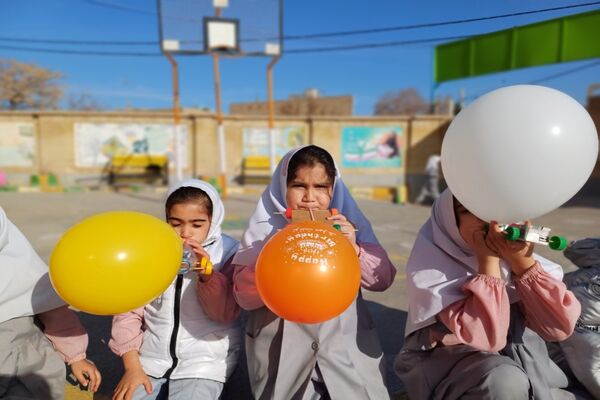 آزمایش ساخت ماشین بادکنکی در دبستان شاهد نرگس جاجرم