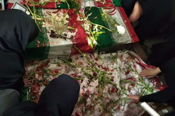 مراسم تشییع پیکر پاک شهید اکبر عنایتی در گلزار شهدای ملارد