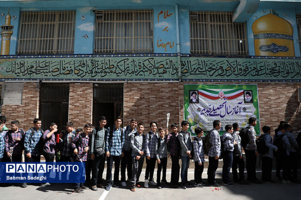 اقامه اذان و نماز با شعار «مِهر با مُهر» با حضور وزیر آموزش و پرورش