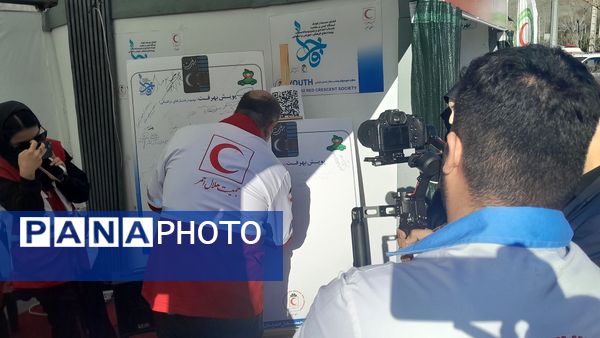 بازدید دبیرکل جمعیت هلال احمر کشور از غرفه‌های خدمت‌رسانی شهر کرج در نوروز 