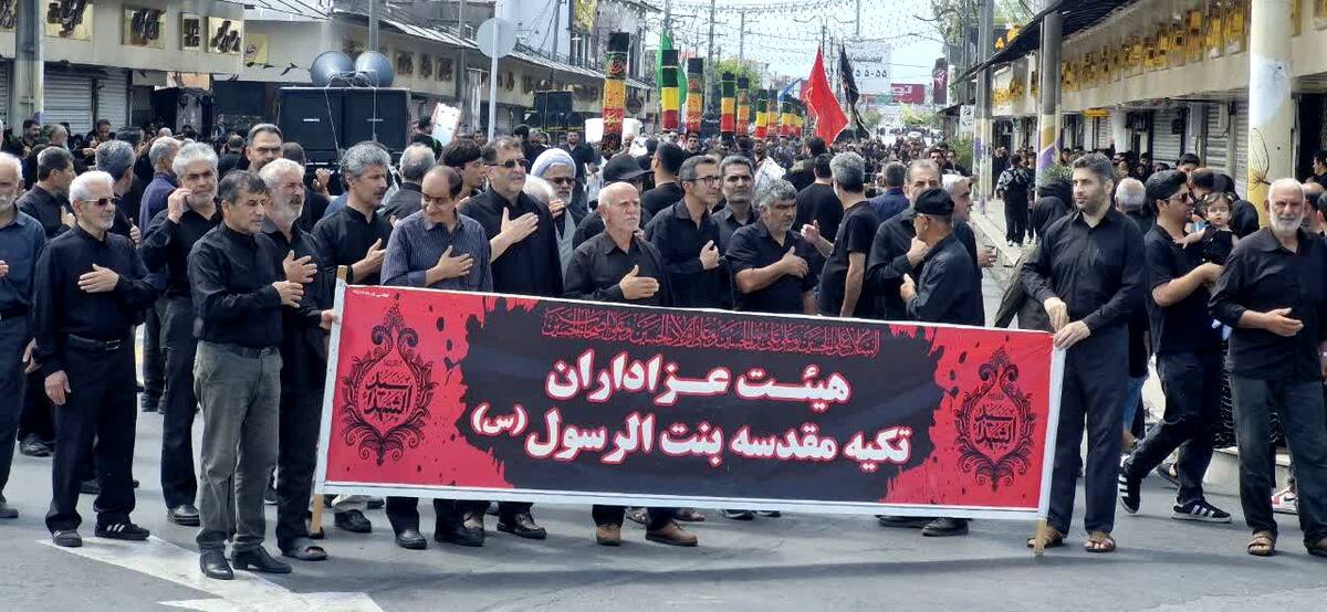 دسته‌روی عاشقان امام حسین (ع) در روز عاشورا 