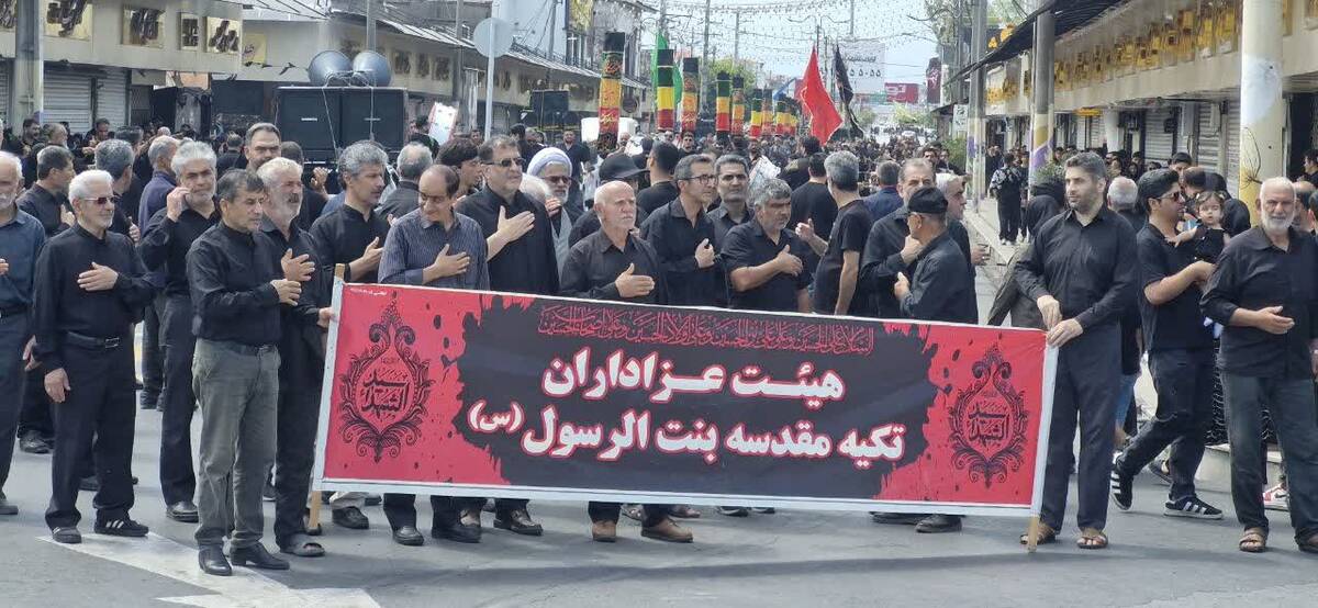 دسته‌روی عاشقان امام حسین (ع) در روز عاشورا 