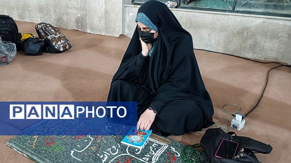 قرائت زیارت عاشورا توسط زائران مسجد جمکران در گلزار شهدای یاسوج