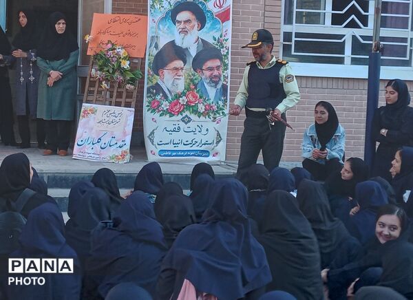 گرامیداشت هفته نیروی انتظامی در دبیرستان نمونه فرهنگ نیشابور 