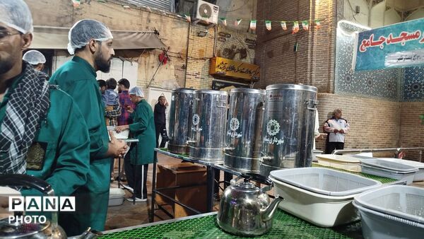 گذری بر غرفه دهه نودی ها و چایخانه حضرت زهرا(س)