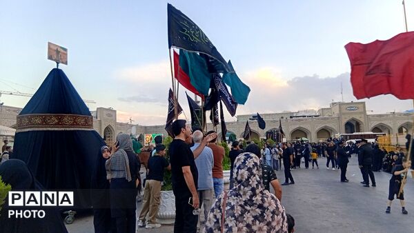 بیرق سیاه عزا در شب اول محرم بر گنبد ملکوتی امام هشتم برافراشته شد
