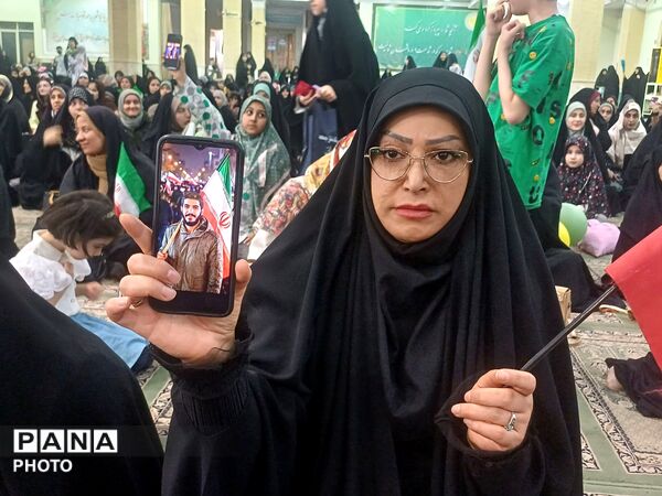 تجدید بیعت دختران وطن با آرمان‌های انقلاب در حسینیه امام