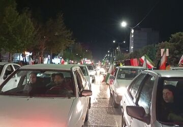 رژه خودرویی در بلوار فضل همراه با حضور عروس و داماد انقلابی