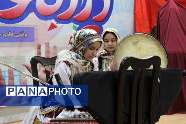 جشن ایرانمون در دبیرستان نمونه دولتی مهشید مصلی‌نژاد