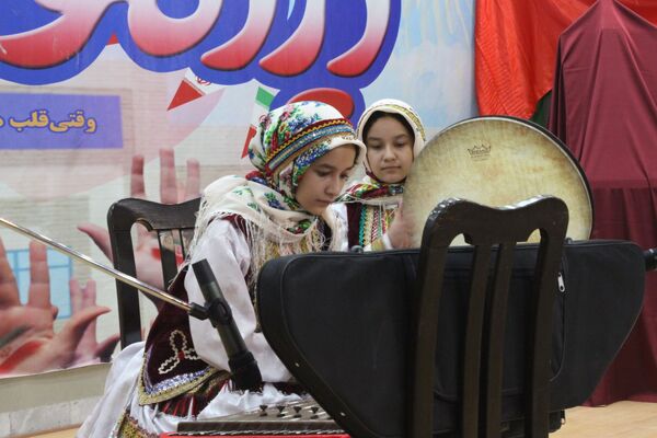 جشن ایرانمون در دبیرستان نمونه دولتی مهشید مصلی‌نژاد